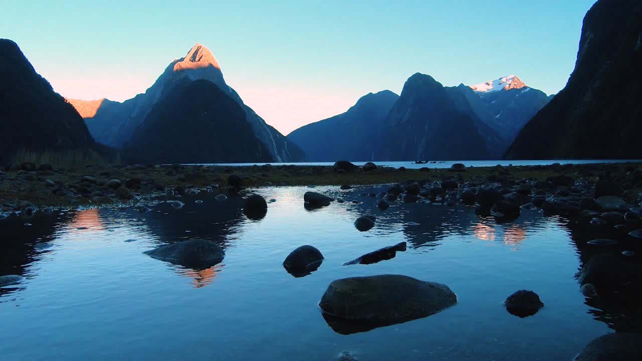 Nopeutettu video auringonlaskusta Milford Soundissa