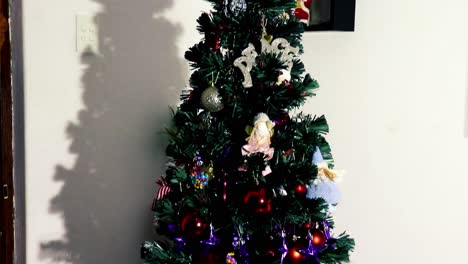 Cámara-Inclinada-Hacia-Abajo-Sobre-Un-árbol-De-Navidad-Decorado-Con-Muñecos-De-Nieve-De-Papá-Noel-Y-Figuras-Mágicas-De-Elfos-Colocadas-Debajo-Del-árbol