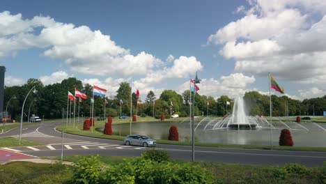 Aachen-Europaplatz-En-Alemania,-Plaza-Rotonda-Con-Fuentes-En-El-Medio-Y-Banderas-Europeas