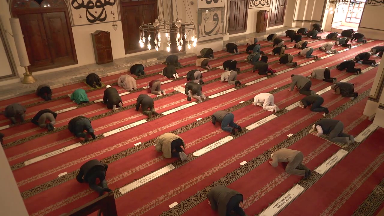 Cami İçinde Cemaatle Namaz Kılan Müslüman Erkekler