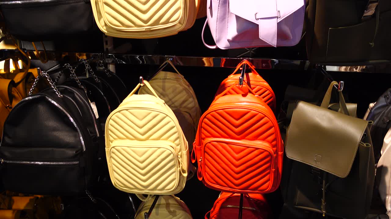 Shopping in Europa. La scelta dei prodotti nell'outlet. Sconti nei negozi d'Europa