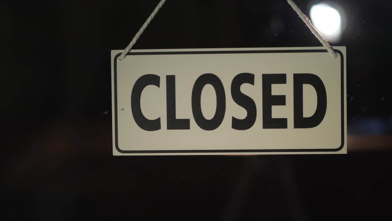 판매자는 늦은 저녁 작업 늦은 개념에 가게를 닫습니다