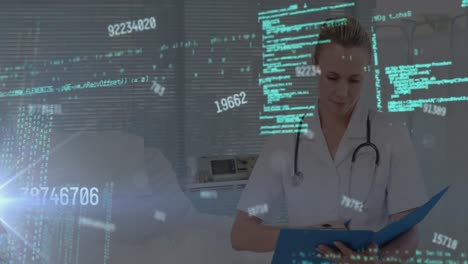 animación de números cambiantes y lenguaje informático sobre una doctora caucásica escribiendo en el bloc de notas