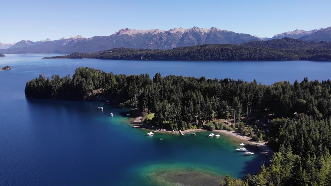 el aire claro de la patagonia muestra los vívidos verdes y azules de puerto manzano