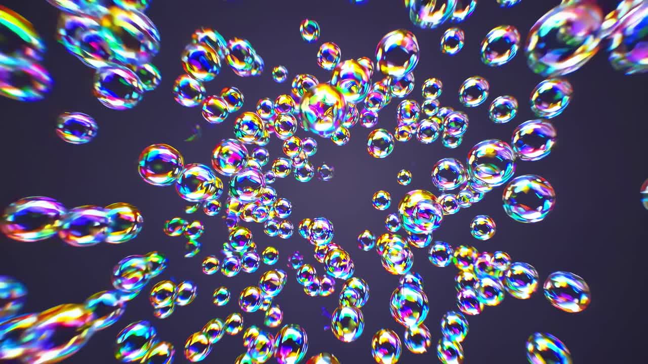 어두운 보라색 표면을 가로질러 떠다니는 빛나는 비누 거품은 역동적인 빛 반사와 반투명한 움직임으로 매혹적인 색상 패턴을 생성합니다.