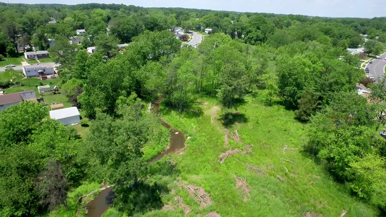 plano medio de humedales y arroyo en medio de un vecindario de restauración de humedales ambientales suburbanos