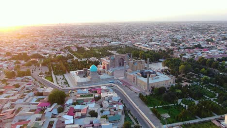 luftaufnahme des registan-platzes im herzen der antiken stadt samarkand bei sonnenuntergang in usbekistan