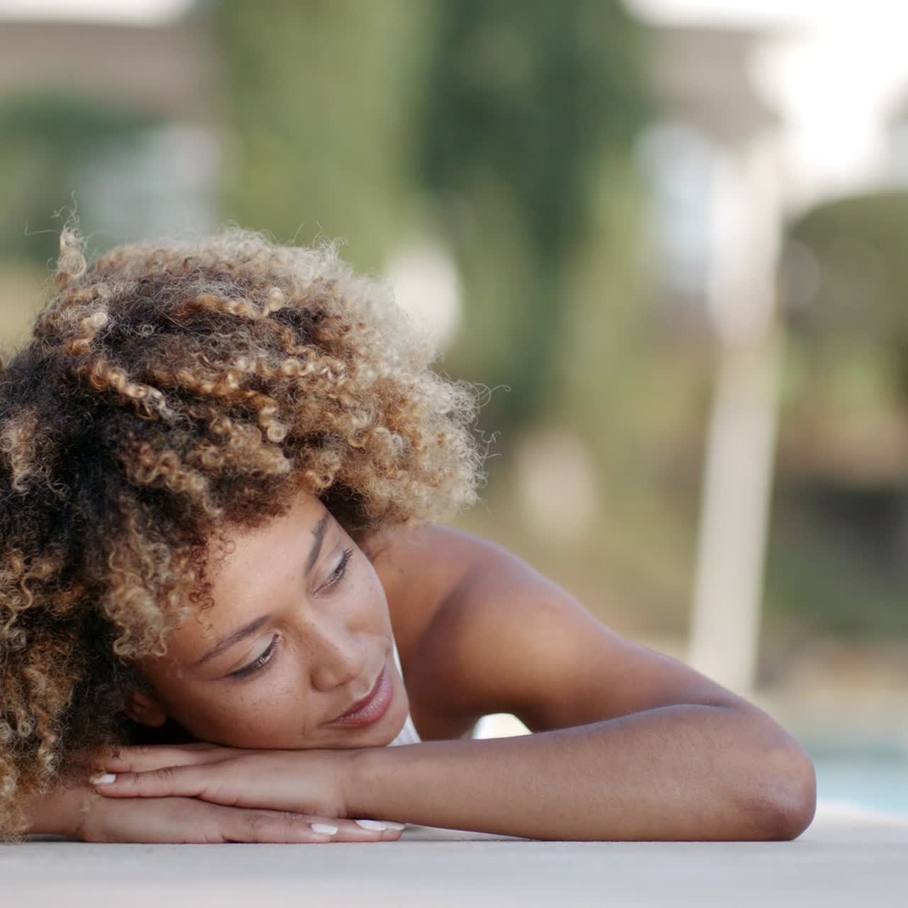 donna vicino alla piscina di acqua