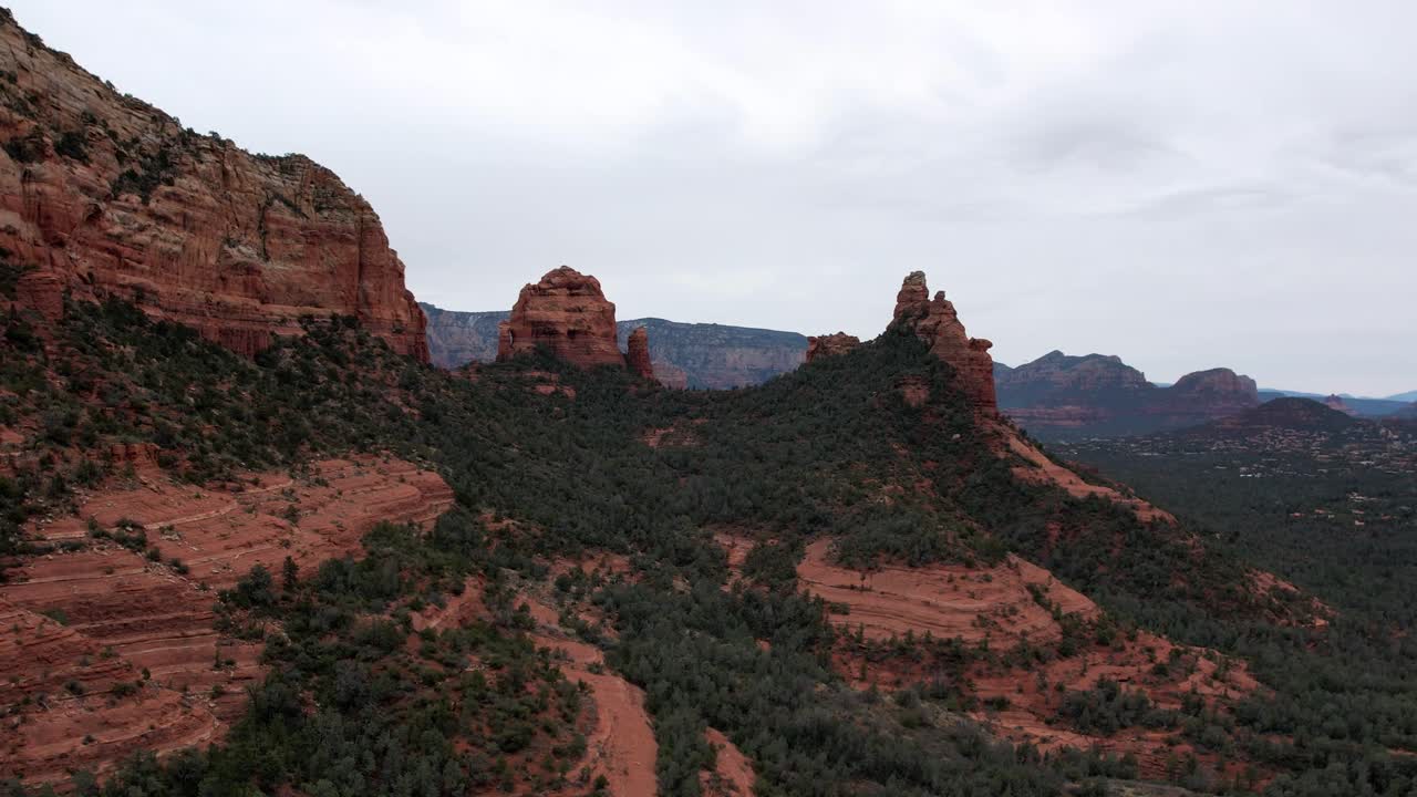 vista aérea de los depósitos de lecho rojo de la montaña bell, revelando un vasto paisaje y desierto de la naturaleza, arizona