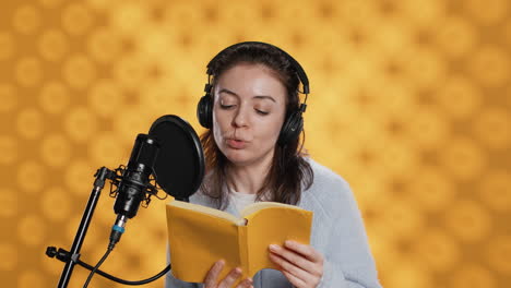 narrador leyendo del libro en el micrófono, exhalando después de finalmente terminar el trabajo