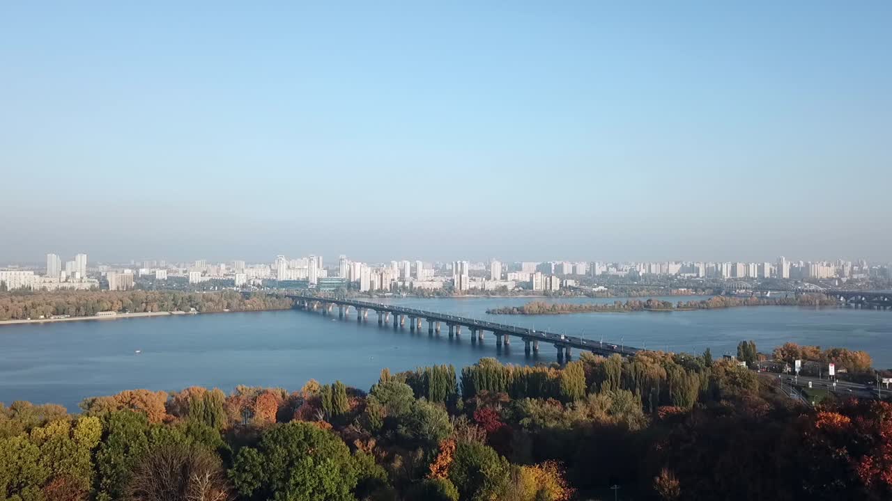 우크라이나 키예프의 조국 기념물에서 본 강 너머의 드론 전망