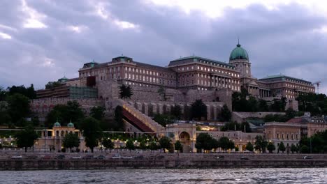 Historisches-Wahrzeichen-Der-Budaer-Burg,-Betrachtet-In-Der-Dämmerung-Der-Goldenen-Stunde-Von-Der-Donau-In-Budapest,-Ungarn