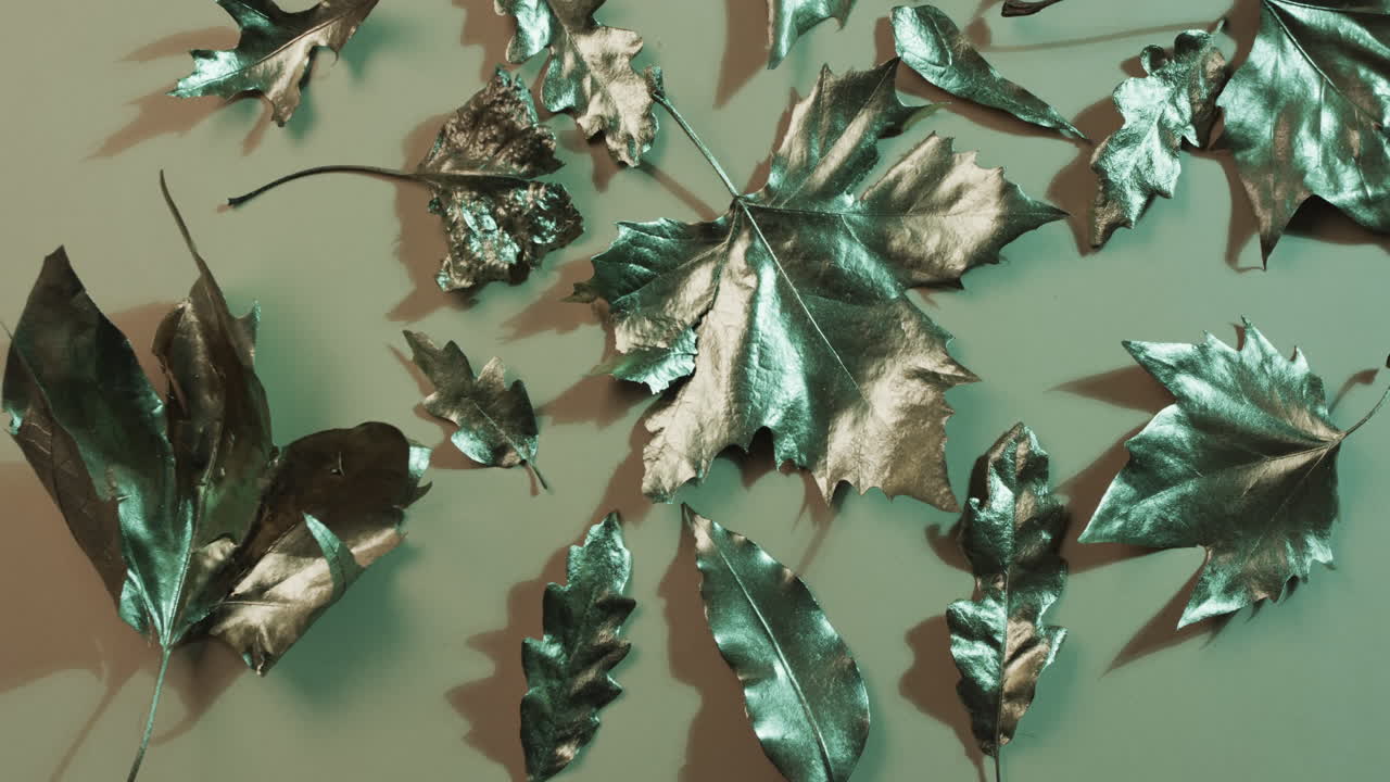 video de hojas metálicas de otoño de halloween con espacio de copia en fondo verde