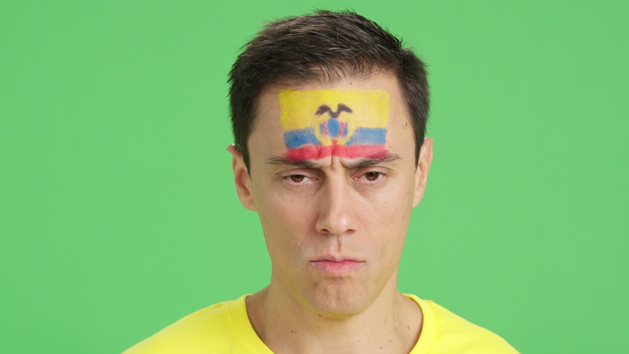Uomo serio con una bandiera ecuadoriana dipinta sul viso