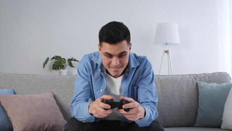 hombre jugando a videojuegos.