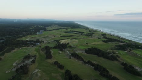 campo de golf de dunas de bandon de lujo en la costa de oregon al atardecer - antena