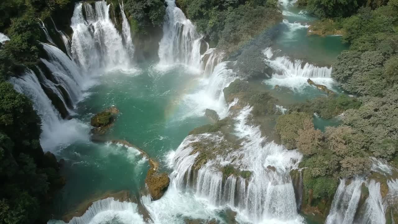 Vista aerea sulle cascate di Ban Gioc con arcobaleno in Vietnam. Ripresa in movimento.