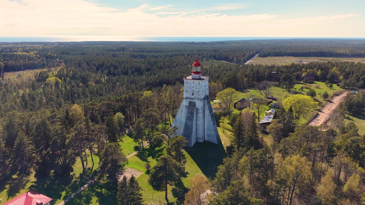 Vista aerea con drone in allontanamento del faro di Kõpu, sull'isola estone di Hiiumaa.