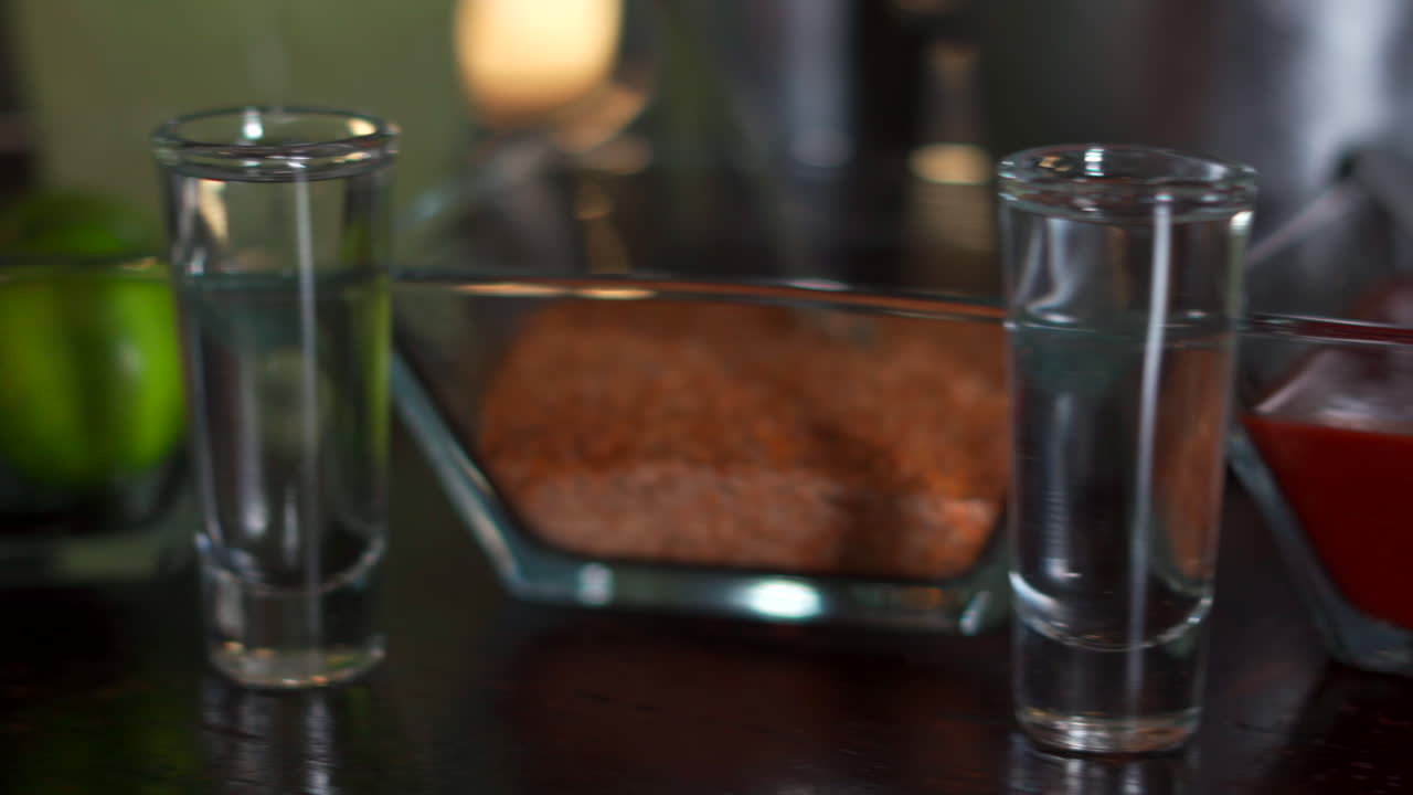 primer plano tragos de tequila bar mexicano