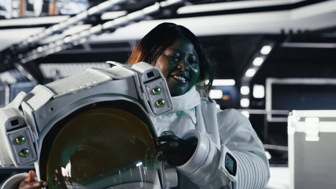Astronauta allegro che tiene il casco, impegnato nell'espansione umana nello spazio.