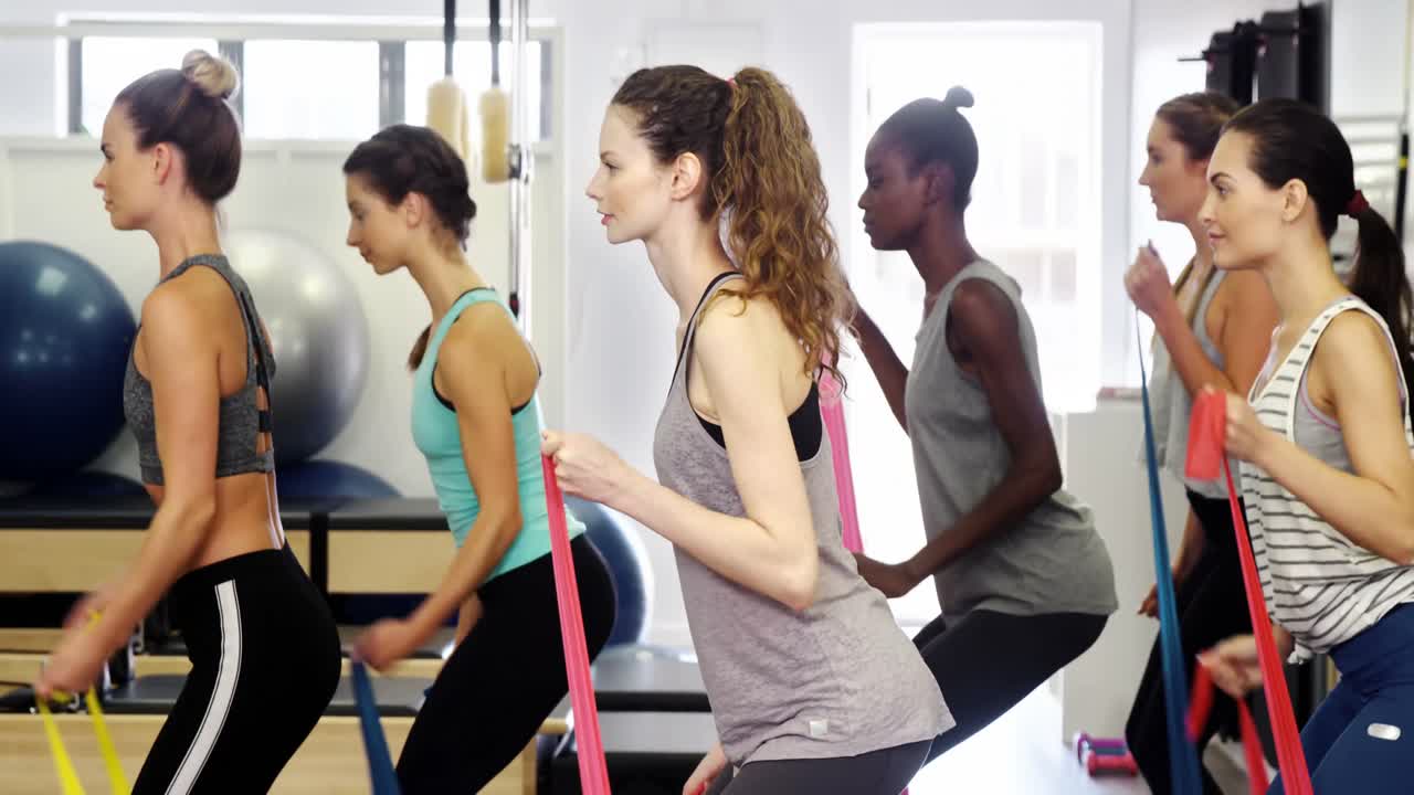 mujeres hermosas haciendo ejercicio en el estudio de fitness