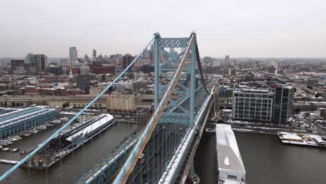 Excelente-Vista-Aérea-De-La-Ciudad-Y-El-Puente-Benjamin-Franklin-En-Un-Día-Nublado-En-Filadelfia,-Pennsylvania