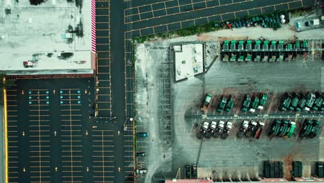 Parque-De-La-Empresa-De-Recogida-De-Basura-Lleno-De-Camiones-De-Basura-Y-Una-Zona-Comercial-Vacía