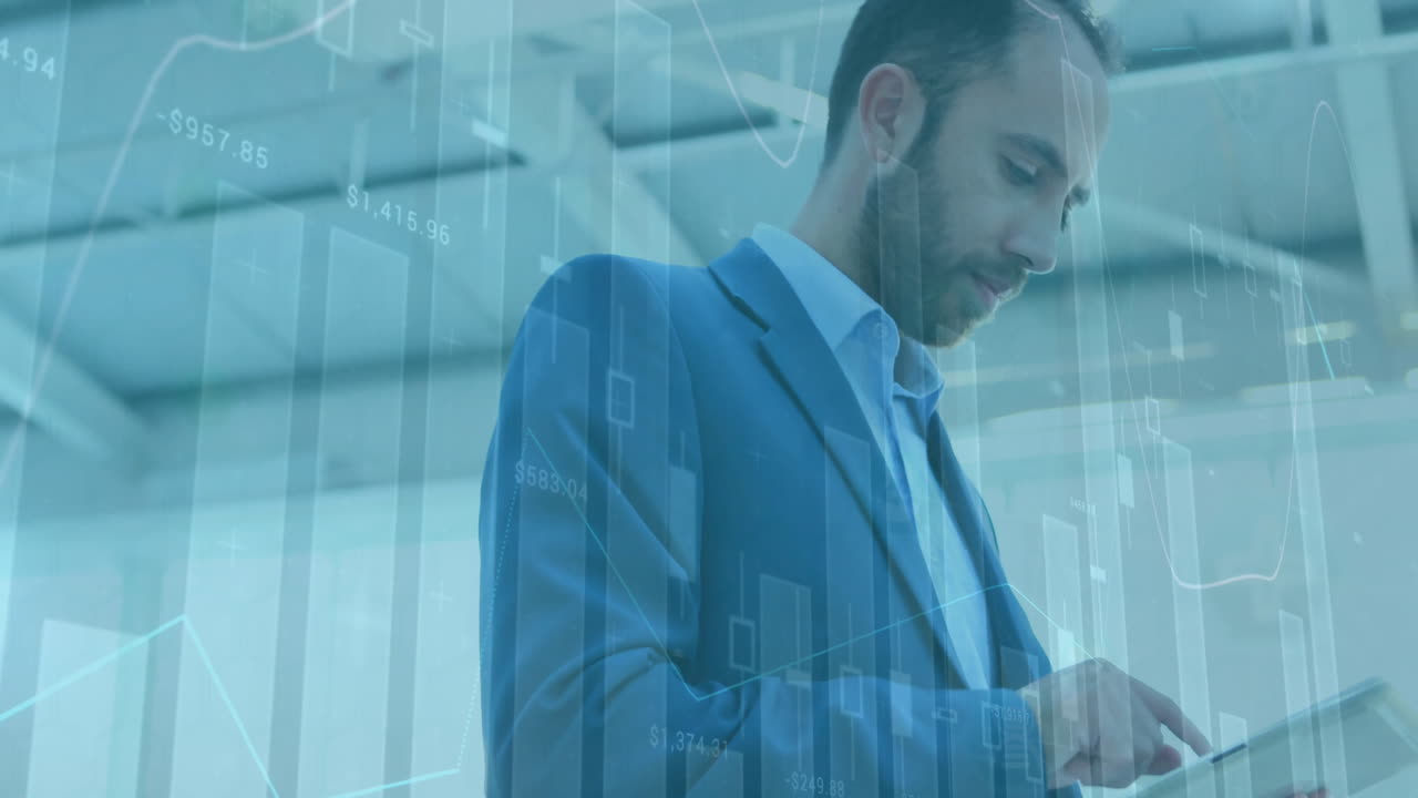 Animazione di interfaccia infografica su un uomo d'affari caucasico che usa un tablet digitale in ufficio.