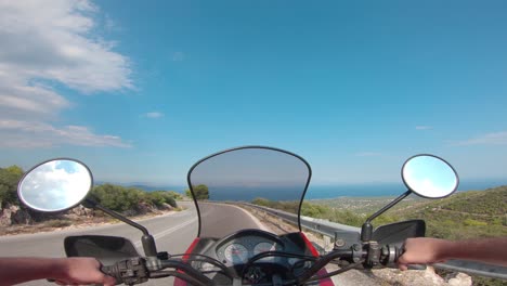 Montando-Una-Motocicleta-En-La-Montaña-Penteli-En-Grecia