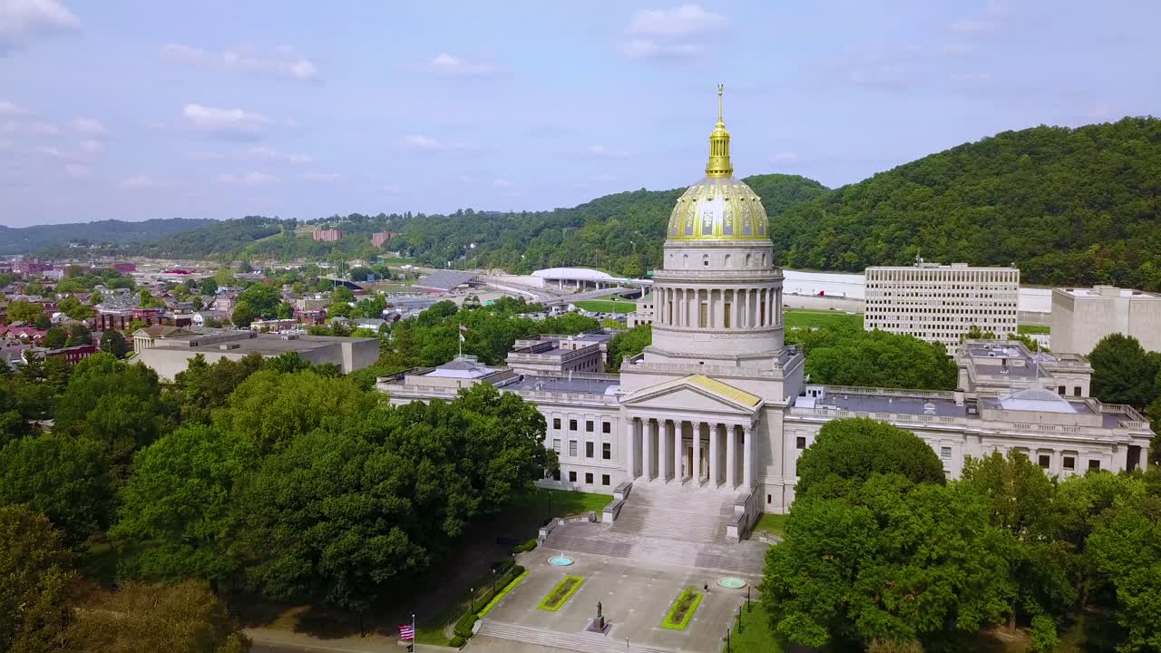 hermosa antena del edificio capital en charleston west virginia 2