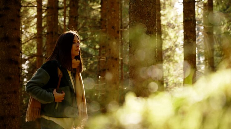 森でハイキングをしている女性