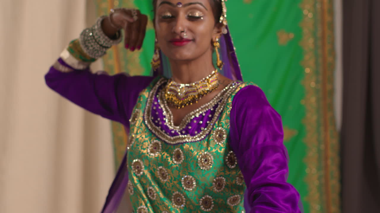 cabeza y hombros toma de estudio de una mujer sonriente bailarina de kathak realizando un baile vestida con un vestido tradicional indio 2