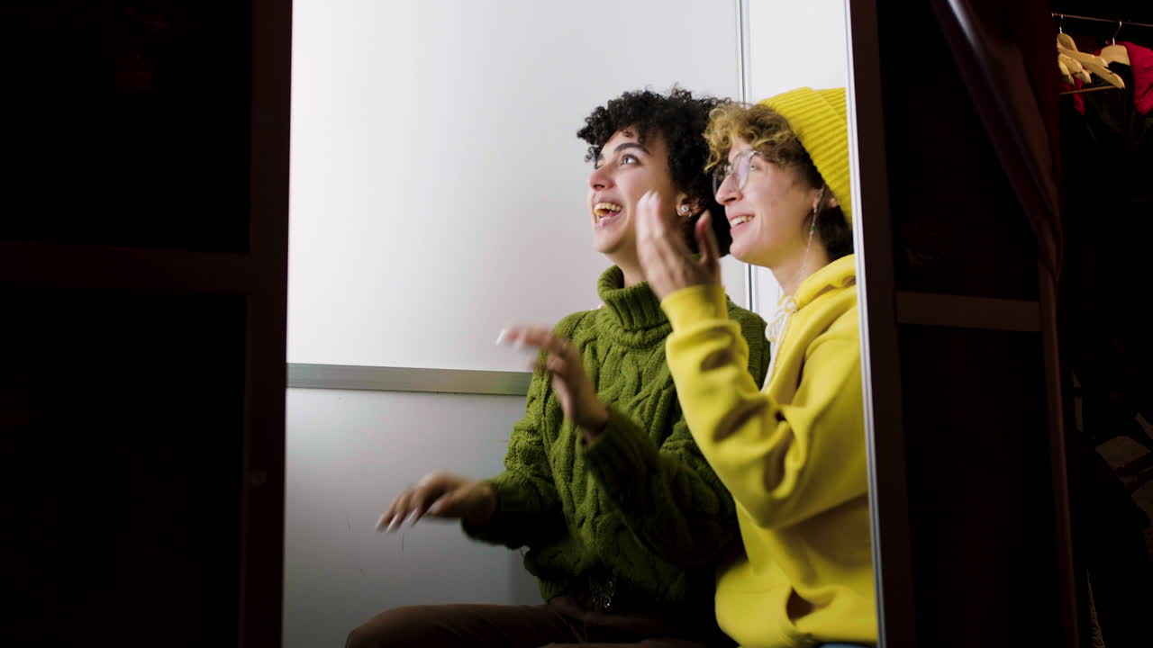 amigas divirtiéndose juntas