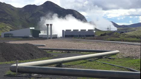 toma de establecimiento de una planta de energía geotérmica en islandia donde se genera electricidad limpia 7