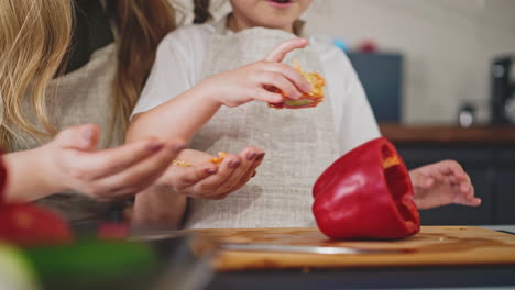 primer plano: madre e hija pequeña en la cocina