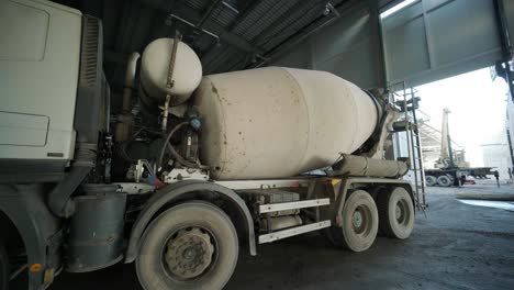 el mezclador de hormigón en la planta industrial. los constructores están construyendo una fábrica, un hangar.