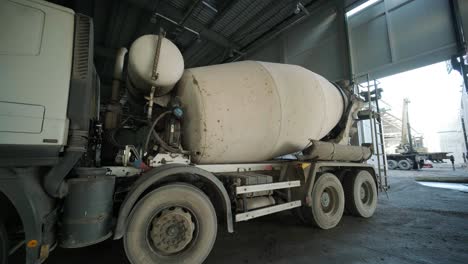 der betonmischer in der industrieanlage. die bauherren bauen eine fabrik, einen hangar.