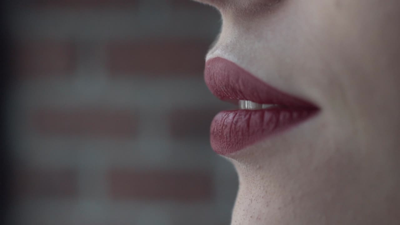 mujer aplicando lápiz labial