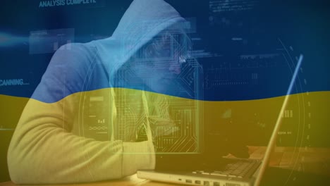 animación hacker masculino caucásico y procesamiento de datos sobre la bandera de ucrania