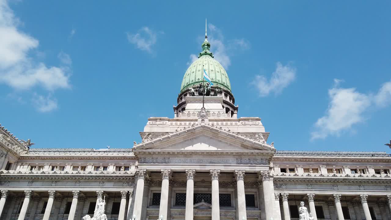 el congreso nacional de argentina, cúpula icónica, edificio histórico, cielo azul