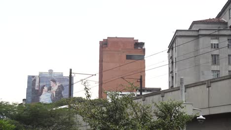 Tren-De-Medellin-Pasando-Por-La-Ciudad-En-Las-Vías-Aéreas