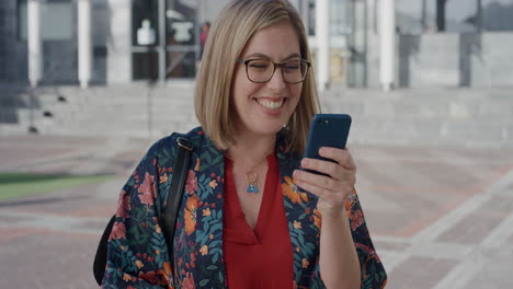 Retrato-Hermosa-Joven-Mujer-De-Negocios-Usando-Un-Teléfono-Inteligente-Hablando-Video-Chat-Sonriendo-Disfrutando-De-La-Comunicación-Móvil-Llamada-De-Larga-Distancia-En-Cámara-Lenta