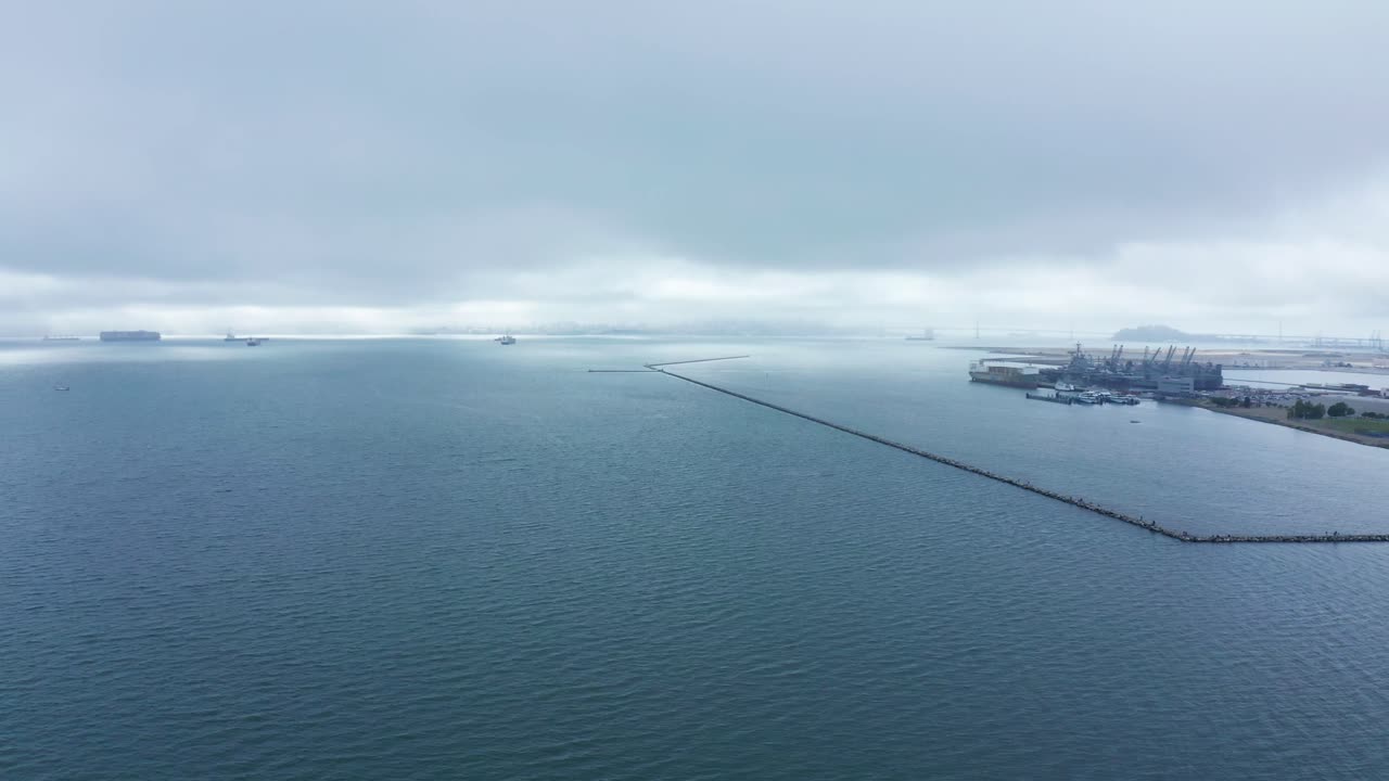 선착장 근처의 흐린 날에 매끄럽고 부드러운 베이 물