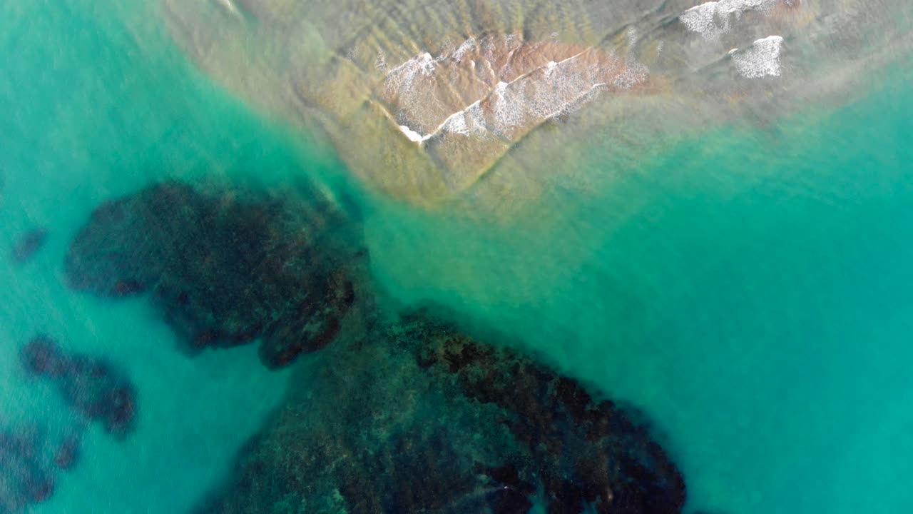 해변 파도에 바위와 산호를 흐르는 아름다운 푸른 맑은 바닷물