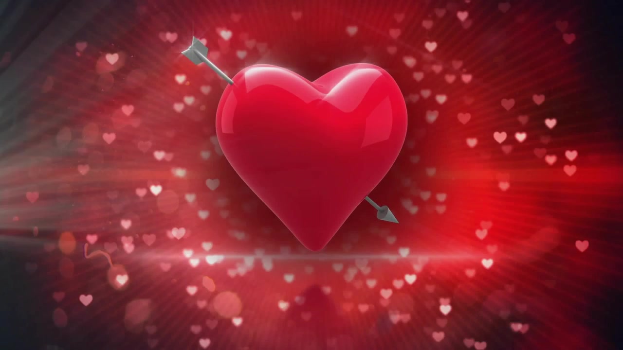 Cuore 3D rosso lucido che ruota mentre una freccia d'argento si sposta e un riflettore appare per mostrare l'amore.