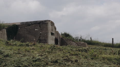 Verlassene-Bunkeranlage-Aus-Dem-Zweiten-Weltkrieg-In-Der-Normandie