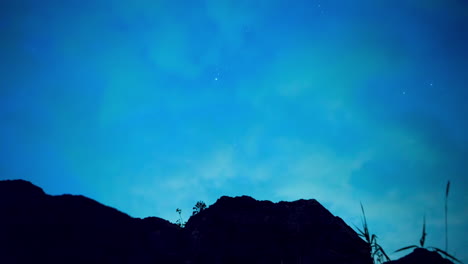 silueta de la montaña de la noche estrellada