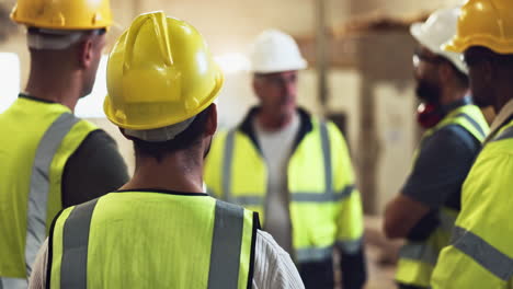 trabajadores de la construcción se reúnen en el sitio