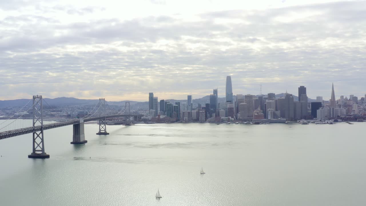 antena: puente y vista de la ciudad por el área de la bahía