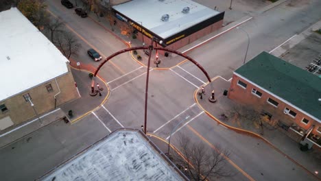 Un-Primer-Plano-De-Un-Drone-Del-Paisaje-Del-Norte-De-Canadá-Un-Pequeño-Pueblo-Rural-De-Esquí-Pueblo-Pesquero-Arcos-De-La-Calle-Principal-En-La-Comunidad-De-Asessippi-En-Binscarth-Russell-Manitoba-Canadá